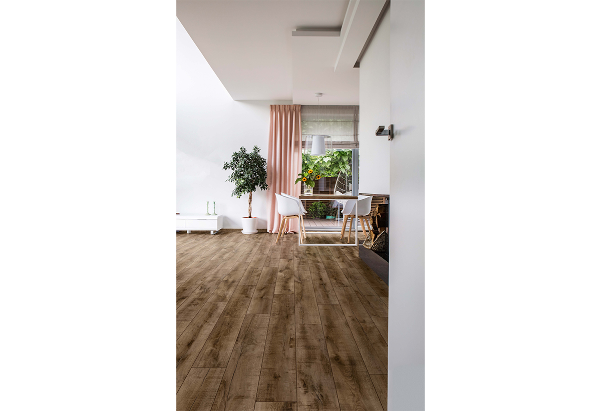 Παρουσιάζεται το πάτωμα τοποθετημένο σε έναν χώρο.